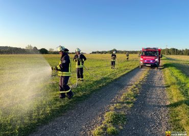 Moderne Flächenbrandbekämpfung: Feuerwehr Usenborn trainiert „Pump & Roll“ im Vergleich zur Raupentechnik