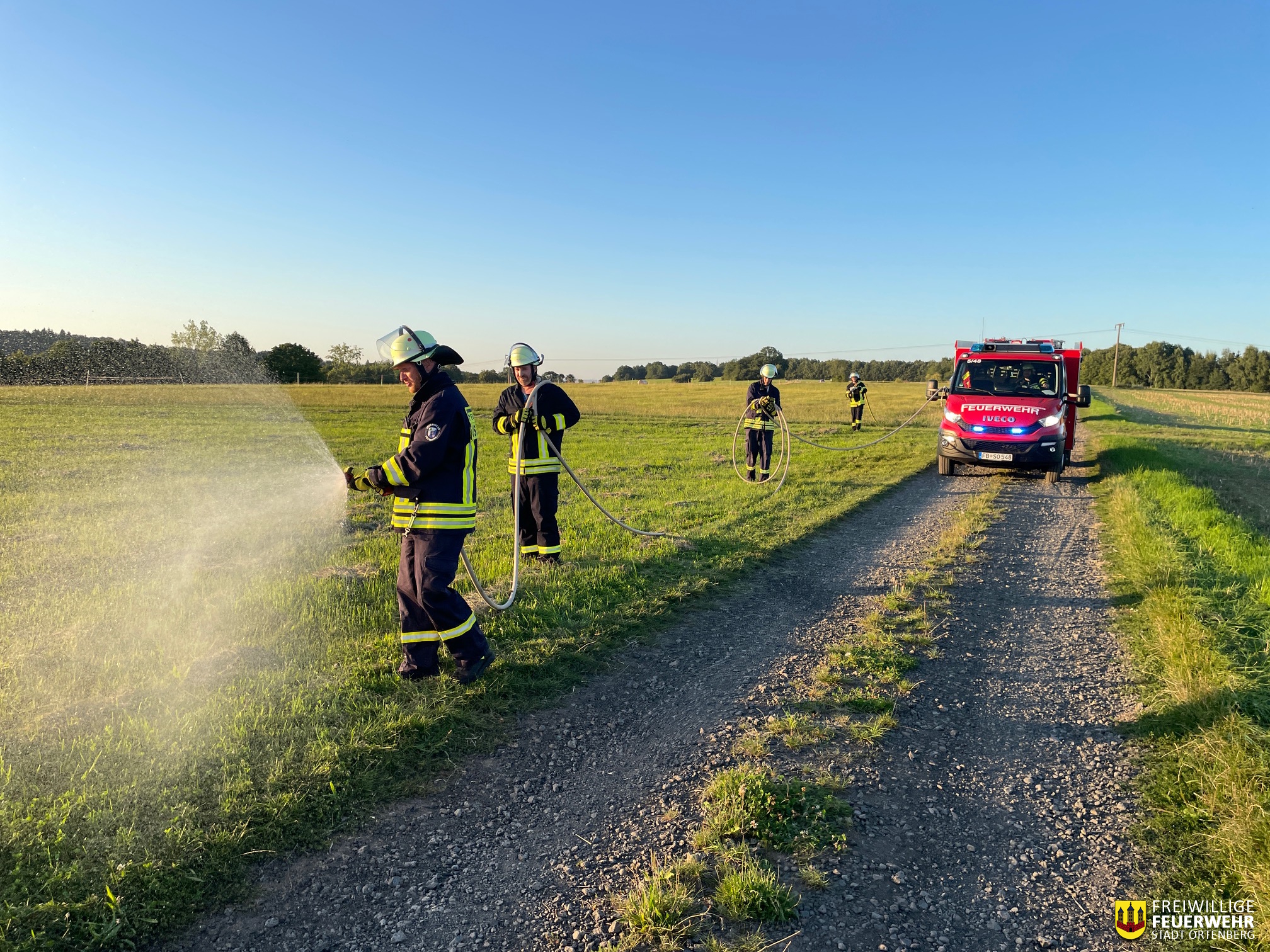 Moderne Flächenbrandbekämpfung: Feuerwehr Usenborn trainiert „Pump & Roll“ im Vergleich zur Raupentechnik