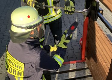 Feuerwehr Usenborn übt realistisch, ruhig und mit viel Teamgeist
